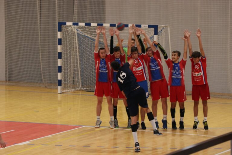 Młodzieżowo ze zmiennym szczęściem