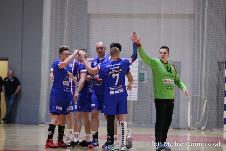 Inauguracja z pretendentem do awansu